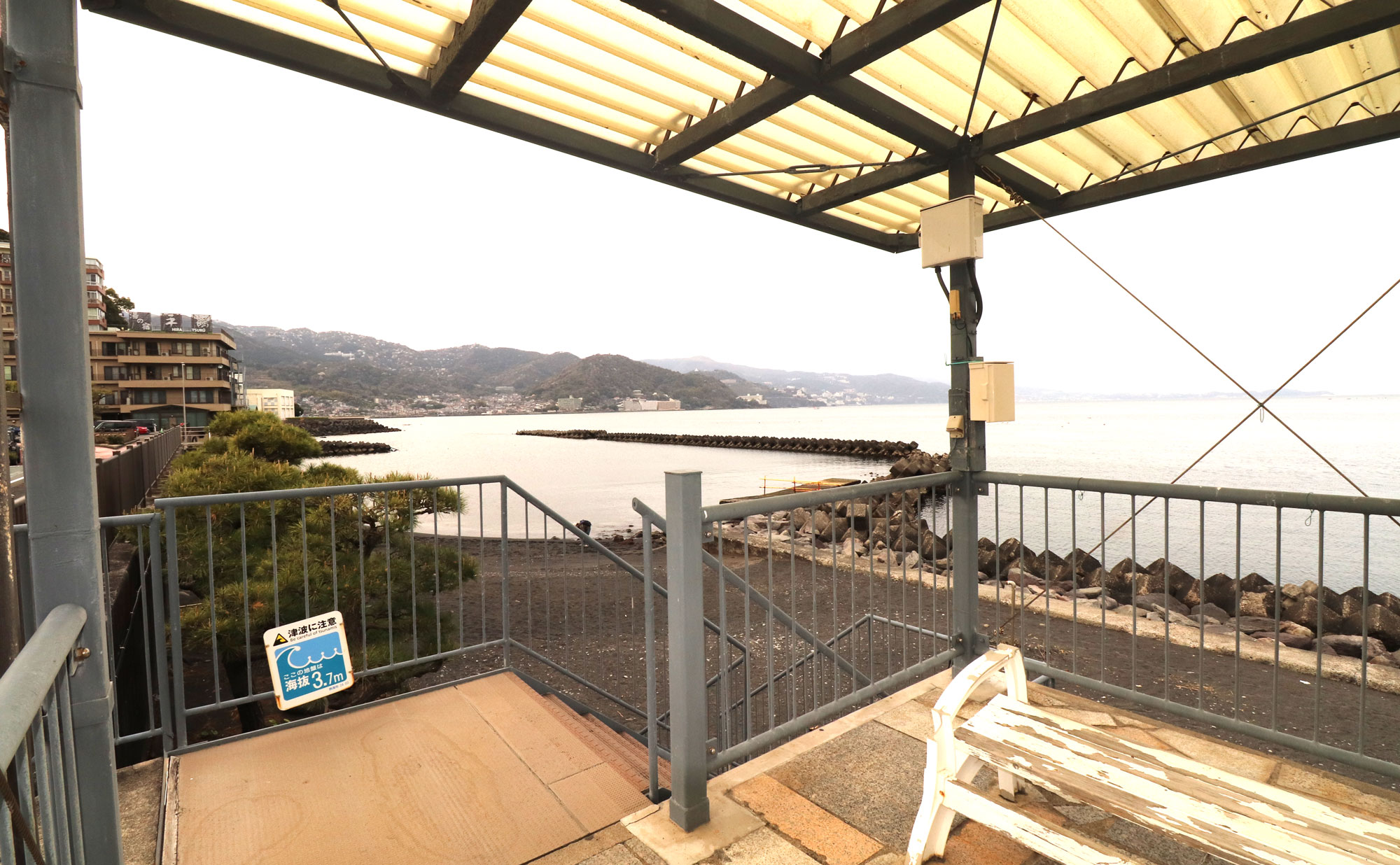 Sea-opening Ajiro Onsen beach bench